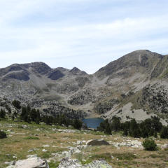 Pic de la Fossa del Gegant (esquerra), Racó Gros (dreta) i Estany de les Truites