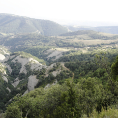 A l'esquerra, el tram final del torrent de la Perdiu. A la seva dreta, la riera de Canalda. A la dreta d'aquesta, el poble de Canalda. Al fons, el serrat de Prat d'Estaques conformant el vessant meridional de la canal o vall de la riera de Canalda